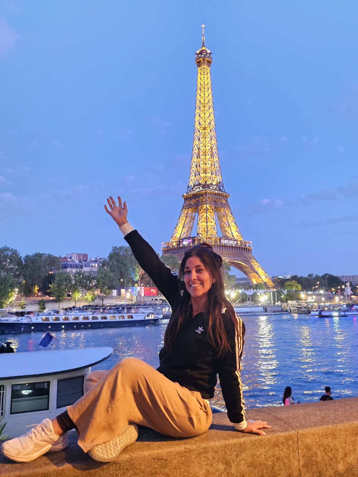 Laura frente a la Torre Eiffel durante su viaje