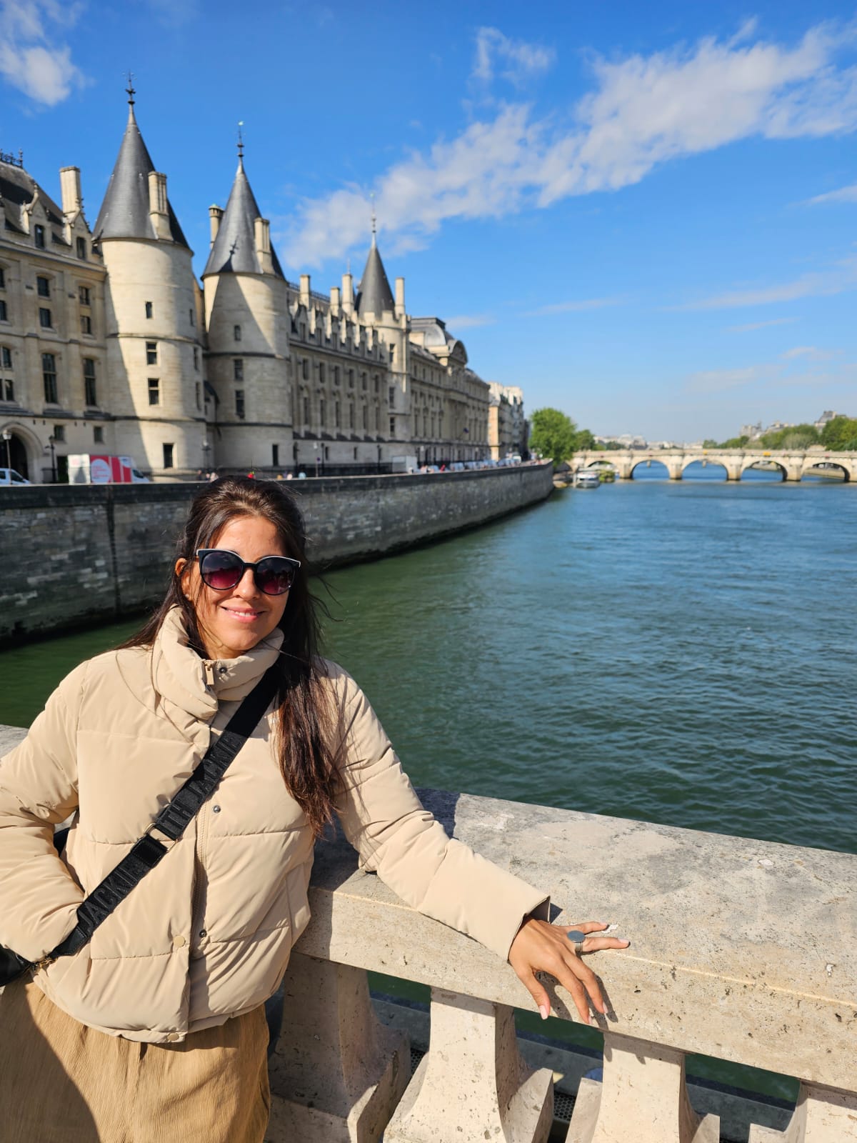 Laura junto al río Sena