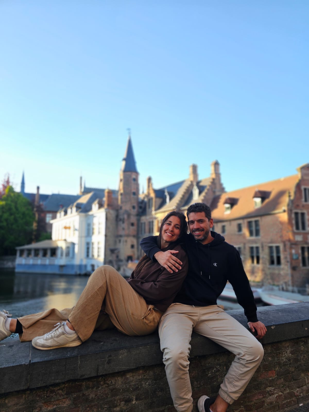 Laura y su pareja junto al canal