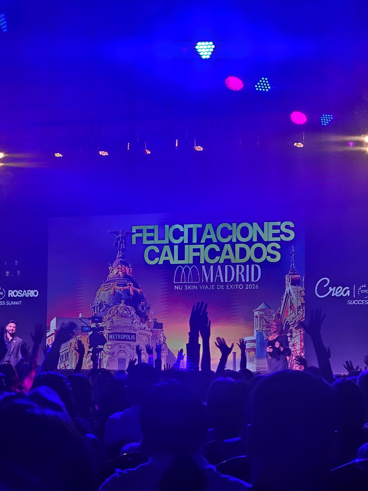 Escenario del evento Nu Skin y viaje de éxito a Madrid