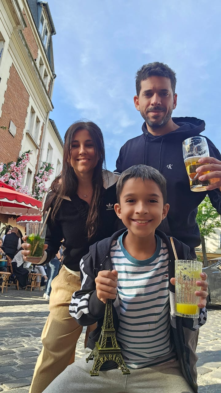 Laura y su familia durante el viaje