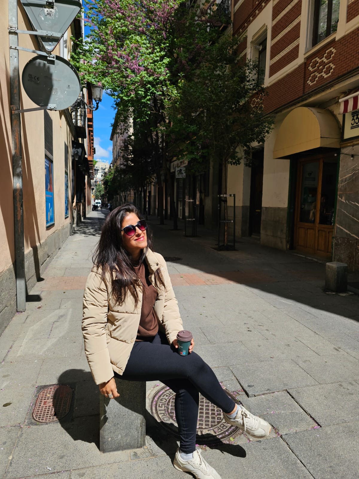 Laura disfrutando un café durante el viaje