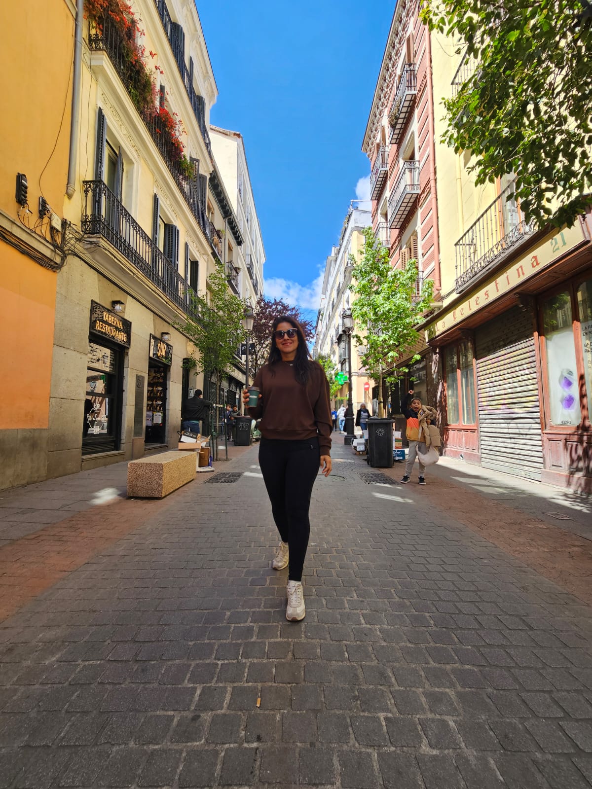 Laura recorriendo una calle de Madrid