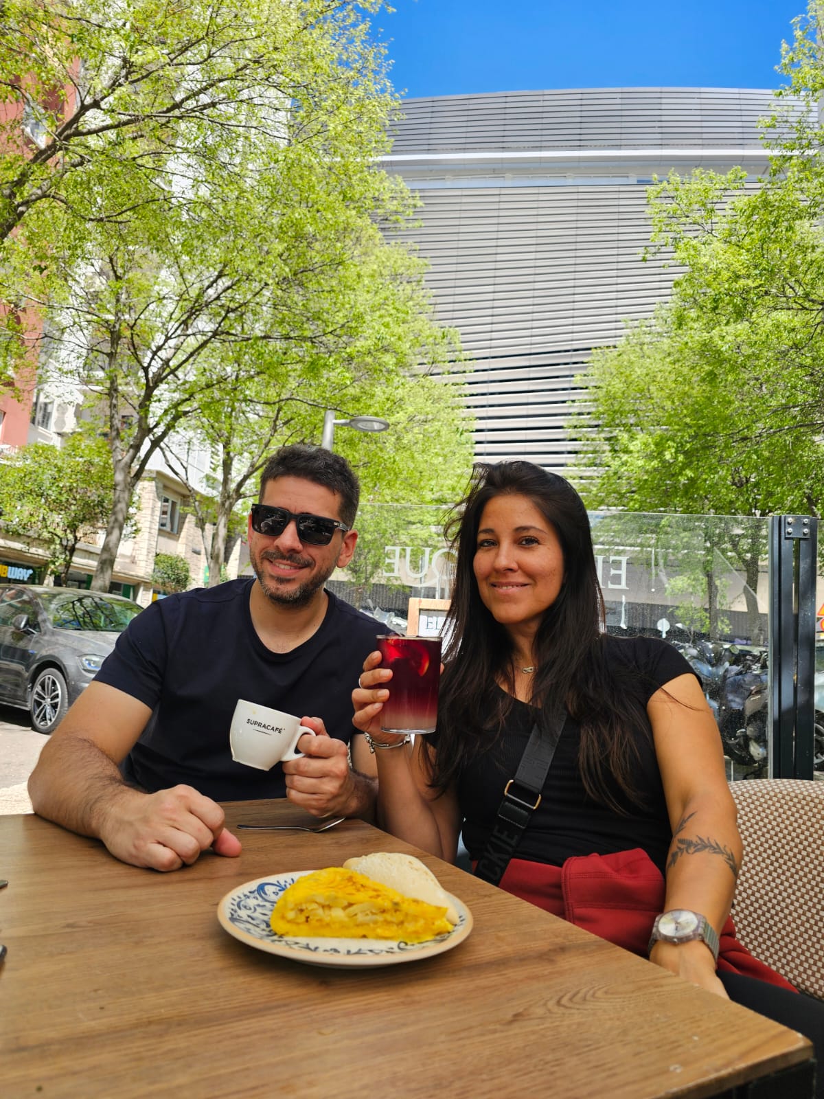 Laura y su pareja desayunando en el viaje