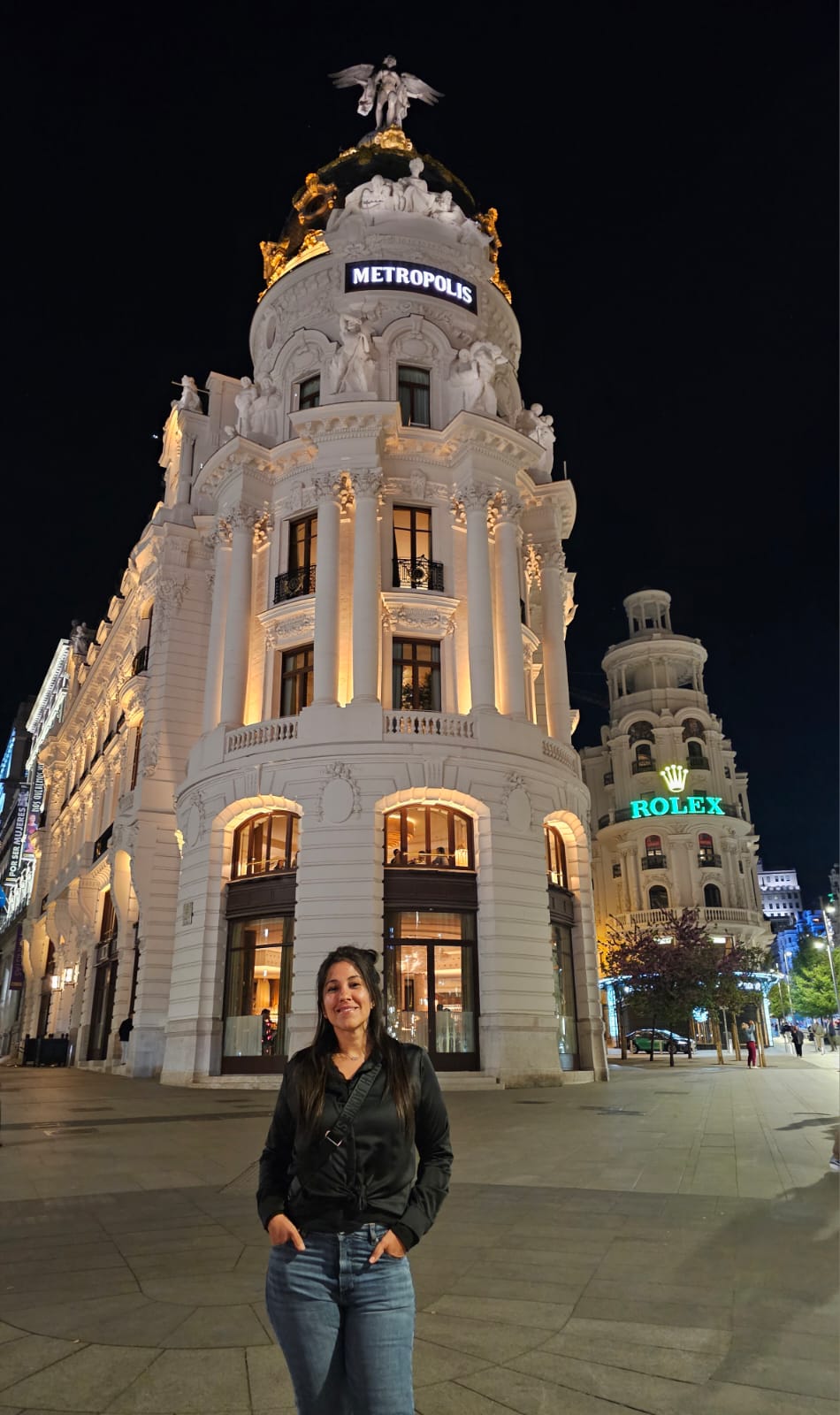 Laura en Madrid frente al edificio Metrópolis