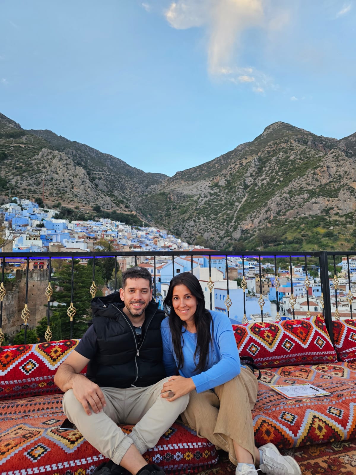 Laura y su pareja en una ciudad de montaña