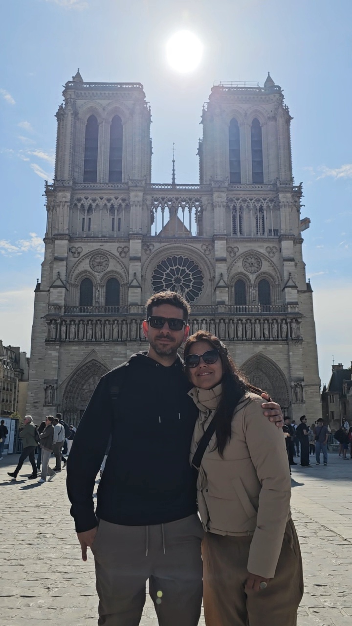 Laura y su pareja frente a Notre Dame